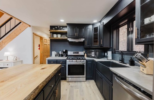 Slatyfork Farm House | 4 Bedroom Snowshoe Cabin: Hot Tub, Cold Plunge, Creek