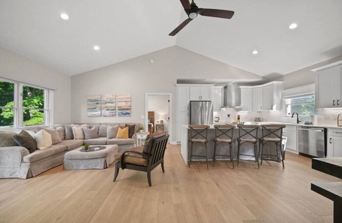 Bowling Green House | 4-BR Lake Wylie Ollie—Private Cove—Hot Tub—Fire Pit!