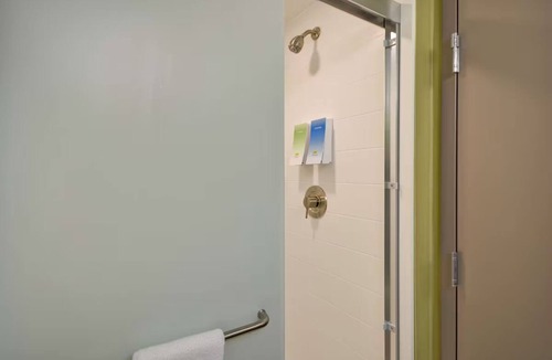 Rock Hill Hotel | 4 Family-Friendly Units w/Kitchenette + Pool Near Glencairn Garden & Downtown