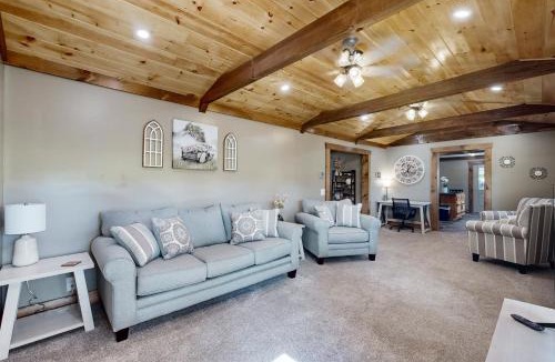 Salem House | 4 Mi to Dtwn Morganton! Family Retreat w/Patio