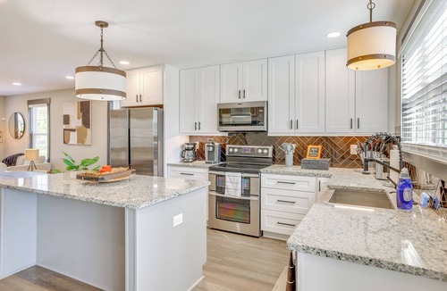 Sans Souci House | 4 Mi to Liberty Bridge: Greenville Getaway w/Deck