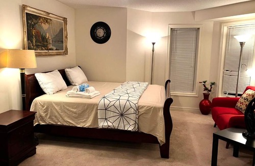 Ajax House | 4 TVs, Sports Movie Channels, King Bed And More