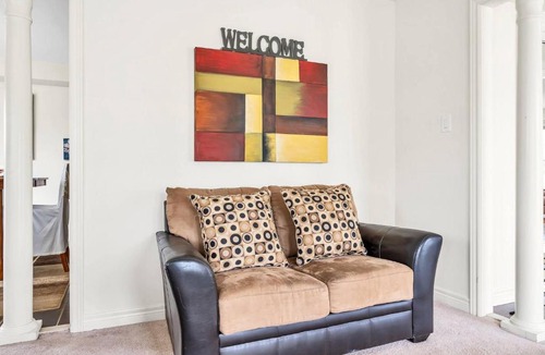 Ajax House | 4 TVs, Sports Movie Channels, King Bed And More