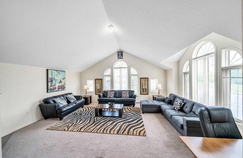 Ajax House | 4 TVs, Sports Movie Channels, King Bed And More