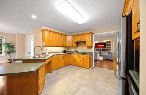 County of Brant House | 4BR Home ~ Hot Tub ~ Pool Table ~ BBQ ~ Backyard