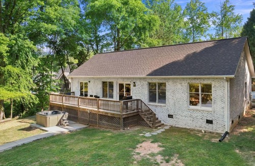 Bowling Green House | 4BR Lake Wylie Ollie Private Cove Hot Tub Fire Pit