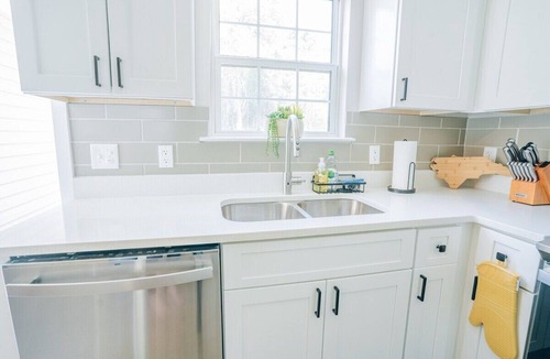 Paw Creek House | 4BR Oasis w/King & Private Yard near Downtown