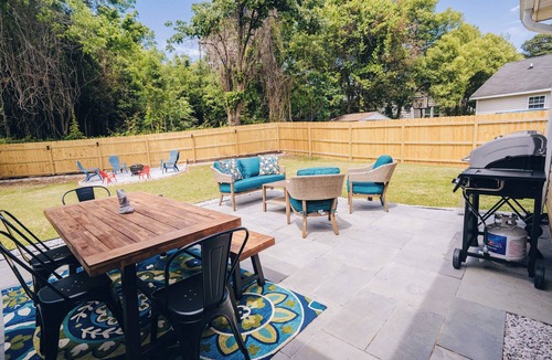 Paw Creek House | 4BR Oasis w/King & Private Yard near Downtown