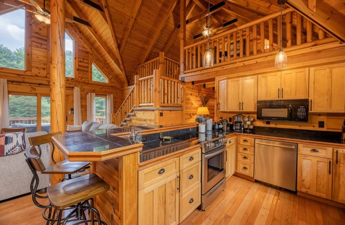 Mace House | 4BR ski lodge near Snowshoe with hot tub & views