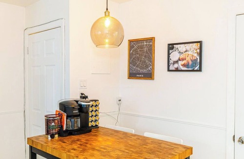 Brossard House | 5 BDRS Entire Comfort House near DT, Parking