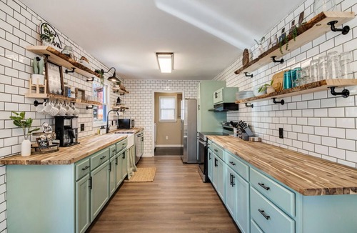 Seneca Cabin | 5 Min From Clemson + Salt Water Hot Tub + Game Room + BAR + 5 King Beds!