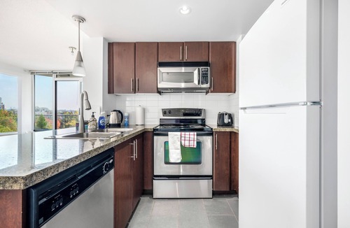Crosstown Condo | 5 Mins Walk to MAJOR INTERNATIONAL SPORTING EVENT+Large Free Parking/Beautiful Garden View Pool+Hot Tub+Sauna