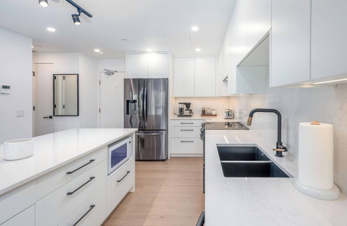 Kelowna Central Business District Condo | 5 Star Penthouse Condo with 2 beds on the Lakefront Downtown Kelowna