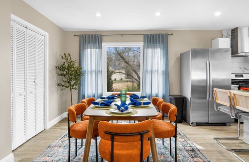 Paw Creek House | 5bd Vibrant Haven: Basketball - 10mins to Airport