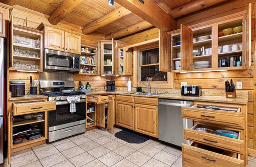 Robbinsville Cabin | 5BR Cabin on Fontana Lake | Dock, Hot Tub, Game Rm