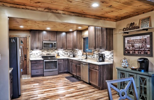 Chalet Village Cabin | 5BR Cabin/Panoramic Mt and Valley Views/Game Room + Hot Tub/Cul-de-Sac