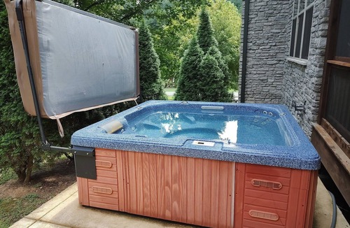 Lancaster House | 5BR Lodge, Hot Tub, 1 mile to Center Hill Lake, Sleeps 12, Gated Community