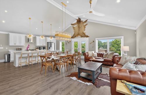 Blowing Rock House | 6 BR Luxury Home on Main Street in Downtown Blowing Rock + Hot Tub!