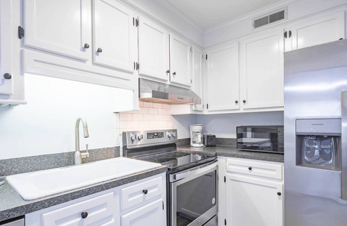 Isle of Palms House | 6 Min Walk to Beach! Dog & Family Friendly, Ground Level Duplex Unit w/Bunk Room & Covered Deck
