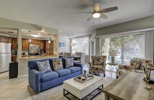 Palmetto Dunes Villa | 606 Barrington Park is less than 100 yards to beach with an oceanfront pool.