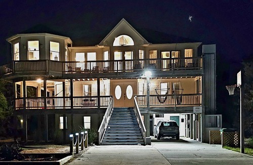 Whale Head Hill House | 7 Bed 5 Bath Newly Renovated Beach Getaway only 500 feet to the Beach