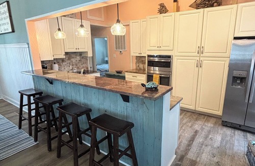 Henrico House | 7-bedrm, 5-bath home on 168' of open shoreline on a wide, deep-water cove.
