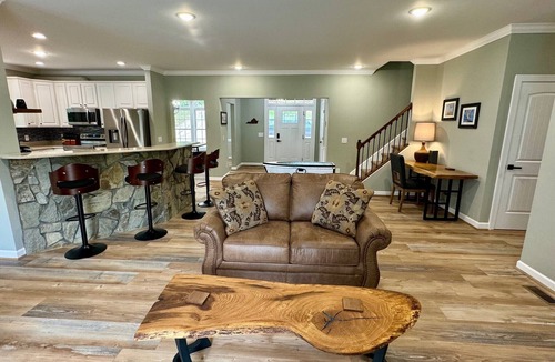 Bracey House | 7 Bedrooms-4 Kings, 7 Baths! Sleeps 20! Pool Table, Ping Pong & many water toys!