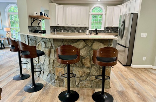 Bracey House | 7 Bedrooms-4 Kings, 7 Baths! Sleeps 20! Pool Table, Ping Pong & many water toys!