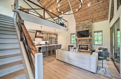 Glenville House | 7 Mi to Ski Sapphire Valley: Resort-Style Retreat
