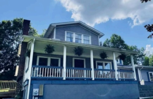Victor House | 7 min to NRG Park I HotTub I Sauna I Fire Pit