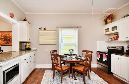 Dunean House | 9 Minutes to Downtown Greenville, Near Prisma, King Bed, Fenced Yard – Hen House