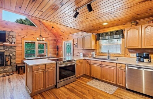 Maggie Valley Cabin | A Backdrop Dream - 3BR/3BA Log Home, Hot Tub, Firepit