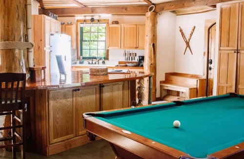 Nebo Apartment | A cozy, romantic cabin perfect for couples. Pets are always welcome, owners too!
