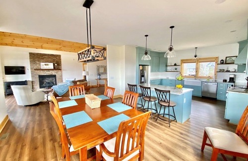 Fleetwood House | A Deer Haven - Upscale, Hot Tub, River Access, Views, Foosball, 2K Beds, WIFI