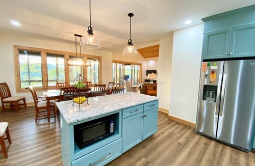 Fleetwood House | A Deer Haven - Upscale, Hot Tub, River Access, Views, Foosball, 2K Beds, WIFI