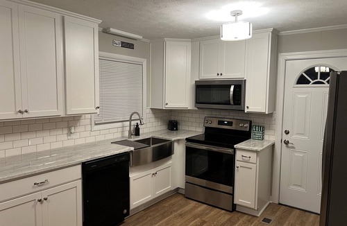 Pinehurst House | A newly renovated sleeps 8. 5-min drive or 30 min walk to the U.S. Open.