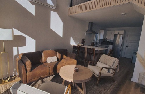 Riverport Cabin | A sanctuary of architectural restraint and unmediated coastal observation.