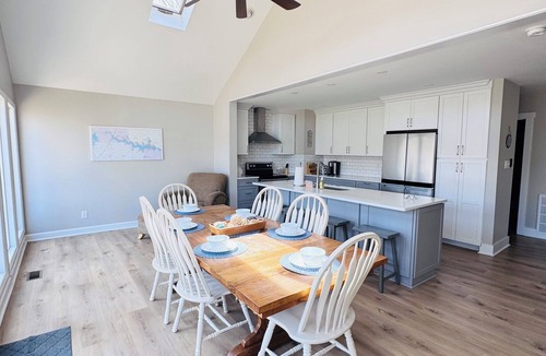 Bracey House | A Touch of Sunshine.Private Calm Water Cove.Sleeps 10!