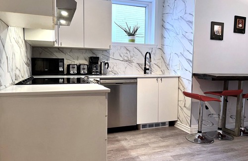 Plateau Mont Royal House | A3~Sunny Balcony+3 Full baths+5 Queen beds+4 Sofabeds+Free Parking~100Walk Score