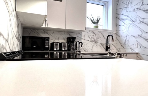 Plateau Mont Royal House | A3~Sunny Balcony+3 Full baths+5 Queen beds+4 Sofabeds+Free Parking~100Walk Score