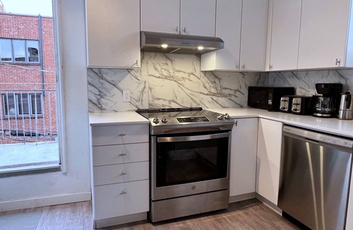 Plateau Mont Royal House | A3~Sunny Balcony+3 Full baths+5 Queen beds+4 Sofabeds+Free Parking~100Walk Score