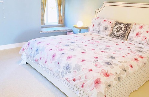 Burke Mountain House | AC-Emily's Nest 1 Bedroom Shared Bathroom Free Parking Self Check-in