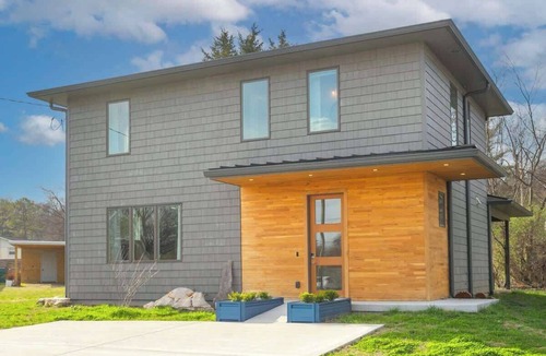 Nashville House | ADA-Accessible Dog Friendly Home with Patio, Yard, Ample Parking, Great for Families, 12 Mins to Broadway, 12South, Geodis Park, 24 Hr Hospitality