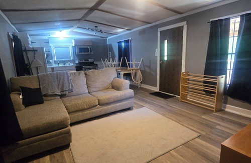 Seneca House | Adorable 2-bedroom 1- full bath mobile home with AC close to Lake Keowee, SC
