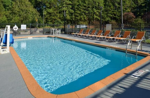 Clemson Hotel | Affordable Retreat near Clemson University with Pool and Free Breakfast