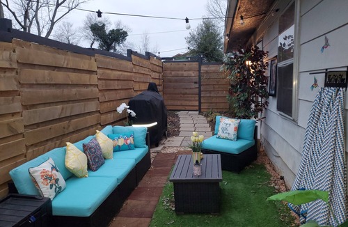 Alcoa House | Airport Mountain Suites - Private Hot Tub + Cozy Cabin Style Near Eats & Brews