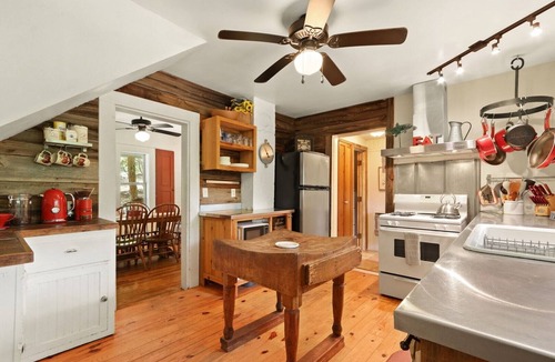 Foscoe Cottage | Alamo River House in Boone, NC: A charming 3BR chalet for 8 by the river!