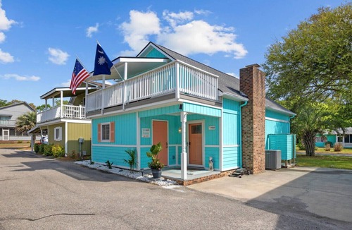 Windy Hill House | Amazing location. Bike week, CCMF and Golf! Beach Bungalow pets welcome 4 min walk to the sand!