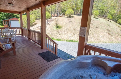 West Jefferson Cabin | App State of Mind | Adventure Awaits at Every Turn | Hot Tub & Covered Decks