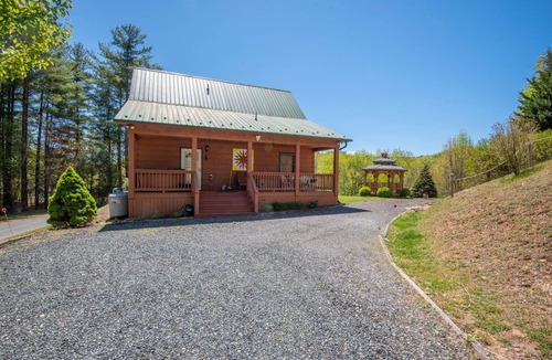 West Jefferson Cabin | App State of Mind | Adventure Awaits at Every Turn | Hot Tub & Covered Decks